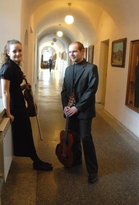 Troškūnų vienuolyne N. Paganini kūrinius atliko ir LMTA studentai Vakarė Daukšaitė ir Audrius Šerelis. Autoriaus nuotr.