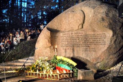 Puntuko akmenyje iškaltam Dariaus ir Girėno bareljefui - 70 metų. Jono Junevičiaus nuotr.