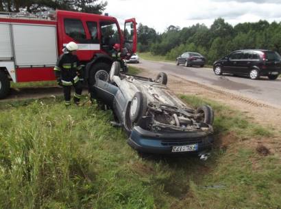 Avariją patyręs „Peugeot“ automobilis sustojo pakelės griovyje ant stogo. Autoriaus nuotr.