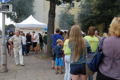 „Maxima“ Anykščiuose iškepė ir išdalino apie 1000 porcijų šašlykų. Jono JUNEVIČIAUS nuotr.