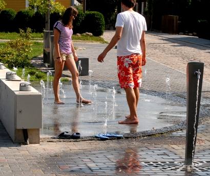 Sunkiai, oi sunkiai valdžiai pavyko priversti fontanėlius trykšti, tačiau dabar gali ir jie ateiti pasidžiaugti. Autoriaus nuotr.