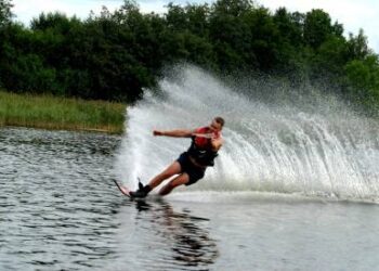 Pasak vandens sporto entuziasto Dominyko Gudelio atsistoti ant vandens slidžių ir čiuožti vandens paviršiumi gali kiekvienas, tačiau čiuožti su viena slide kaip šis „Vėtrungės“ vandens sporto klubo narys, jau reikia daug treniruotis. Autoriaus nuotr.