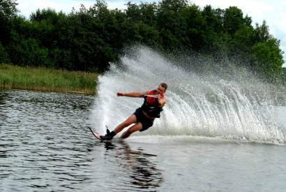 Pasak vandens sporto entuziasto Dominyko Gudelio atsistoti ant vandens slidžių ir čiuožti vandens paviršiumi gali kiekvienas, tačiau čiuožti su viena slide kaip šis „Vėtrungės“ vandens sporto klubo narys, jau reikia daug treniruotis. Autoriaus nuotr.