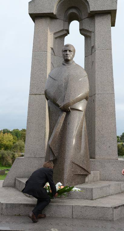 Rugsėjo pirmosios rytą prie vyskupo ir poeto A. Baranausko paminklo rinkosi nebe abiturientai, bet dešimtokai. Autoriaus nuotr.