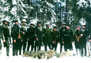 1963 – iųjų metų nuotraukoje medžiotojai per sėkmingą medžioklę Šimonių girioje nušovė 6 vilkus.