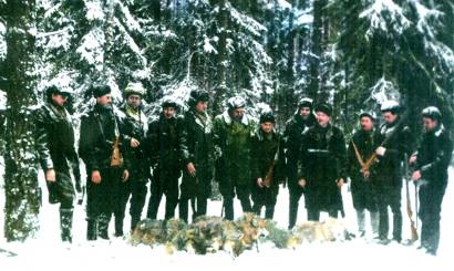 1963 – iųjų metų nuotraukoje medžiotojai per sėkmingą medžioklę Šimonių girioje nušovė 6 vilkus.