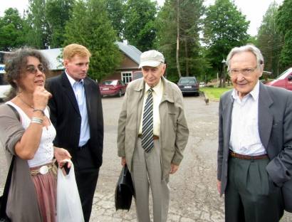 A. Puodžiukas (dešinėje) su mokslinės konferencijos dalyviais Arklio muziejuje 2013 m. vasarą. T. Kontrimavičiaus nuotrauka.