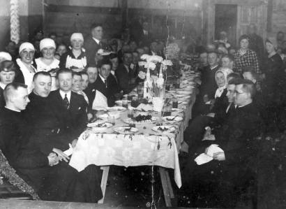 Kunigo Jono Staškevičiaus primicijų pokylis Anykščiuose, Vysk. A. Baranausko parapijos salėje, 1935 m. Jaunasis dvasininkas sėdi pirmas iš kairės, šalia jo – klebonas Juozapas Norvila ir Anykščių šaulių būrio vadas mokytojas Antanas Kryžanauskas. A. Baran