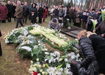 Tragiškai žuvusio kunigo Daliaus Tubio kapą nuklojo baltos gėlės... Nuotr. R. STUNDŽIENĖS