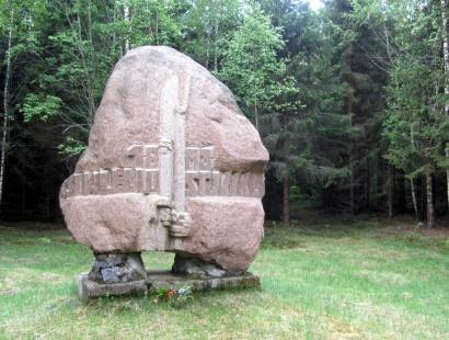 Paminklinis akmuo Teresboro stovyklavietėje Ramuldavos girioje, kur D. Maleckis rengė kovai sukilėlius. T. Kontrimavičiaus (VŽM) nuotrauka.