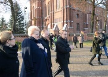 Lietuvos prezidentę prie Anykščių bažnyčios pasitiko Anykščių rajono meras Sigutis Obelevičius ir Anykščių Liudvikos ir Stanislovo Didžiulių viešosios bibliotekos direktorius Romas Kutka. Jono JUNEVIČIAUS nuotr.