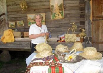 Metų naštos nepaisanti V. Limbienė yra nuolatinė tautodailės švenčių dalyvė, noriai demonstruojanti savo amato grožį. T. Kontrimavičiaus (VŽM) nuotrauka.