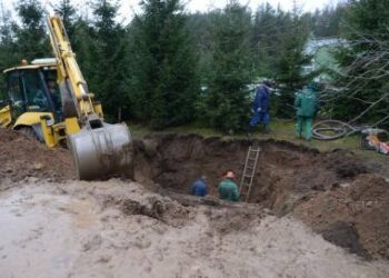 Dvi dienas avarijos vietoje dirbo darbininkai ir įvairi technika. Jono JUNEVIČIAUS nuotr.