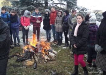 Mokiniai būriavosi ir šildėsi prie degančio laužo. Autoriaus nuotr.