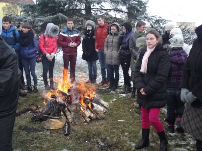 Mokiniai būriavosi ir šildėsi prie degančio laužo. Autoriaus nuotr.