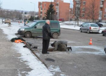 Kasinėjimo darbų likviduojant vandentiekio avariją Žiburio gatvėje neprireikė: užteko išpumpuoti vandenį iš šulinio ir pašalinti ten esančio vamzdžio trūkimą.Jono JUNEVIČIAUS nuotr.