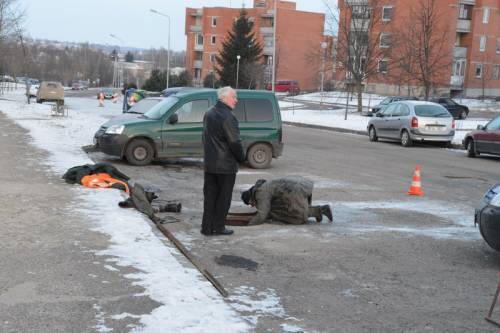 Kasinėjimo darbų likviduojant vandentiekio avariją Žiburio gatvėje neprireikė: užteko išpumpuoti vandenį iš šulinio ir pašalinti ten esančio vamzdžio trūkimą.Jono JUNEVIČIAUS nuotr.