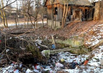 Kairiojo Šventosios upės kranto tako pašonėje turistams akis bado senajai Anykščių ligoninei priklausančios sukiužusios medinės bakūžės su didžiuliais pilnais šiukšlių šuliniais. Jono JUNEVIČIAUS nuotr.