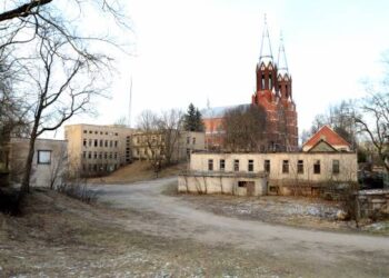 Nenaudojamų ligoninės pastatų apsauga savivaldybei jau kainavo 207 tūkst.Lt. Senoji Anykščių ligoninė parduodama už 335 tūkst.500 Lt. Jono JUNEVIČIAUS nuotr.