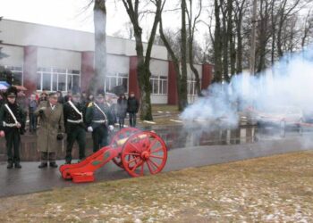 Anykščių šauliai Svėdasuose paleido tris patrankos šūvius. Vidmanto ŠMIGELSKO nuotr.