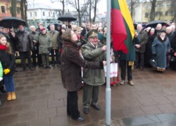 Šventės proga Lietuvos valstybės vėliavą kėlė muziejininkė, audimo mokytoja, audėja Dalia Bernotaitė – Janušienė ir Jonas Juodelis, Anykščių šviesuolis, pirmasis su žmona  buvęs pripažintas pavyzdingiausiai tvarkomos sodybos šeimininkais.Autoriaus nuotr.