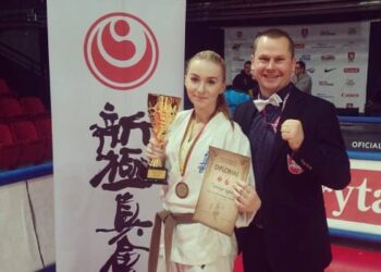 Lietuvos karate pirmenybių prizininkė Ugnė Vertelytė ir jos treneris Eugenijus Šilaika.