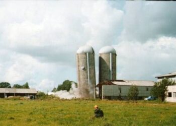 Šienainio bokštai dvyniai - kolūkių galios simbolis.