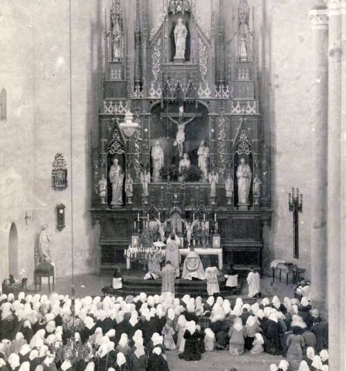 Anykščių bažnyčios didysis altorius – įspūdinga ąžuolinė konstrukcija, du dešimtmečius puošusi naują bažnyčią ir sudegusi 1928 m. pavasarį. Fotografuota 1915 m. vasarą per kunigo Antano Brazaičio primicijas. Liudo Survilos nuotrauka-atvirukas iš A. Baranausko ir A. Vienuolio-Žukausko memorialinio muziejaus rinkinių.