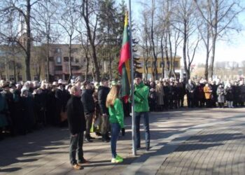 Valstybės vėliavą kėlė sportininkai Kotryna Vitkūnaitė ir Vytautas Strolia.Autoriaus nuotr.