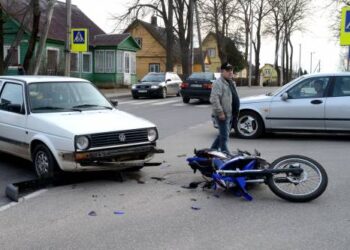 Vilniaus gatvėje ties įvažiavimu į Norfą susidūrė automobilis ir motociklas. Autoriaus nuotr.