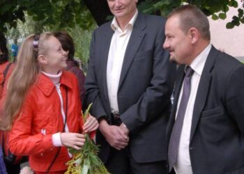 Sergejus Jovaiša (centre) taps Anykščių rajono mero, konservatoriaus Sigučio Obelevičiaus (dešinėje) kolega.