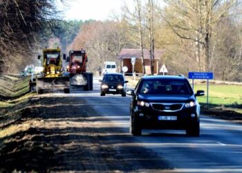 Greideriai skuta kelkraštį kelyje Anykščiai – Rokiškis.Autoriaus nuotr.