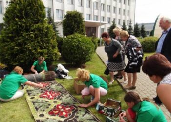 Anykštėnės Baltarusijoje pynė floristinius kilimus. www.anyksciai.lt nuotrauka