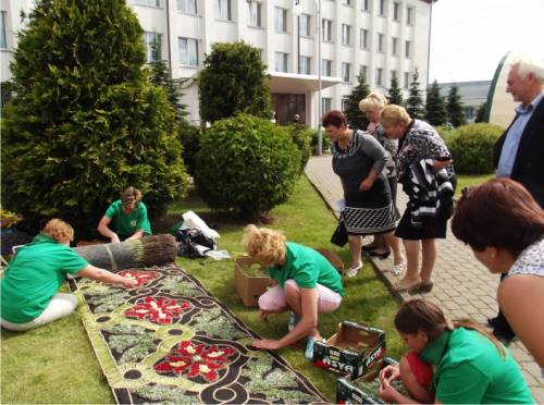 Anykštėnės Baltarusijoje pynė floristinius kilimus. www.anyksciai.lt nuotrauka