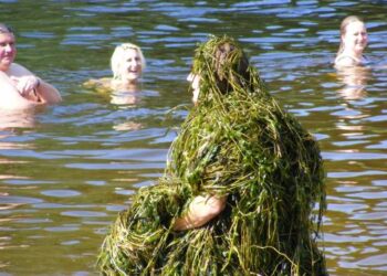 Savivaldybė „žolių velnių“ kaukes dovanojo nemokamai.