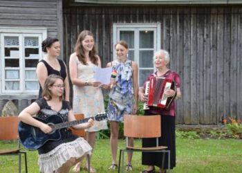 Deimančiukų himną“ atlieka ( iš kairės į dešinę) Simona Bagdonaitė, Justina Smeledytė, Renata Buzėnaitė, Sandra Skukauskaitė, Ona Jėckienė.Vytauto Bagdono nuotr.