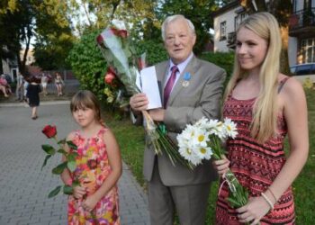 Anykščių rajono garbės pilietis Alvydas Bitinas su anūkėmis Julija ir Viktorija. Jono Junevičiaus nuotr.