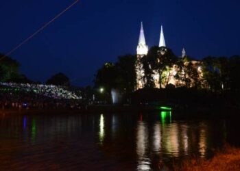 Gimnazistų bandymas apšviesti Anykščių bažnyčios bokštus medžių viršūnių fone - vienintelis pavykęs sumanymas. Jono Junevičiaus nuotr.