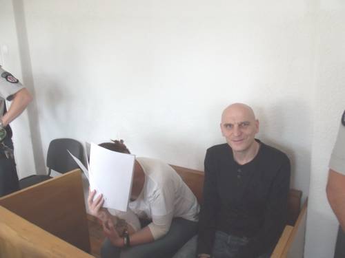 Į teismo salę Gintarą Žiuką – „Vabalą“ ir  Ritą Bačanskienę atlydėjo policijos konvojus, nes šie teisiamieji yra laikomi areštinėje.Autoriaus nuotr.