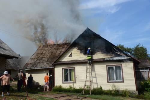 Kol atvyko ugniagesiai gelbėtojai, namo stogas degė atvira liepsna.Jono JUNEVIČIAUS nuotr.
