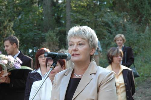 Anykščių J.Biliūno gimnazijos direktorė Regina Drūsienė sakė, kad vaikai, degindami žvakutes, tiki, jog jų draugas pasveiks.