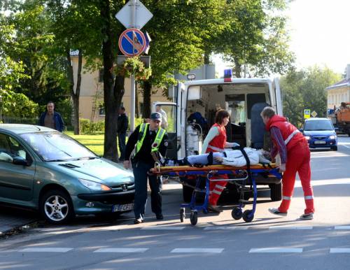 Po avarijos vieno automobilio vairuotoja buvo išvežta į ligoninę.Jono Junevičiaus nuotr.
