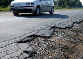 Prieš kelis metus Anykščių rajono valdžia atsisakė pinigų, kuriuos kelio remontui siūlė ministerija, motyvuodama, kad kelias gražus, istorinis ir saugotinas. Tik kažkodėl  tiesūs, asfaltuoti keliai šauna į mero ir vicemero gyvenvietes...Autoriaus nuotr.