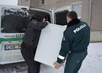 Trims anykštėnų šeimoms policininkai padovanojo reikalingiausius daiktus.