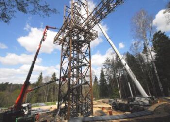 Lajų takas jau sujungtas su bokštu ir baigta montuoti 35 metrų apžvalgos bokšto viršutinė dalis.  Autoriaus nuotr.