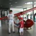 Algirdo Kovaliūno sukurtas sklandytuvas, kurio sparnų ilgis 7,5 m vos tilpo Kultūros centro foje. Autoriaus nuotr.