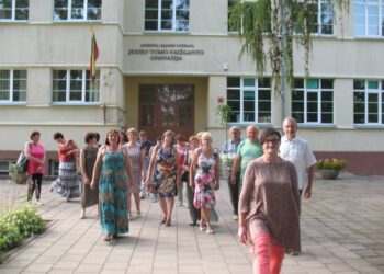 Svėdasų mokyklos kiemelyje - jauku beveik taip pat kaip prieš 35 - iusmetus. Autoriaus nuotr.