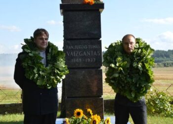 Prie paminklo Vaižgantui nusifotografavo svėdasiškių nupintais ąžuolo lapų vainikais abu naujieji laureatai Svėdasų parapijos klebonas kun. Vydas Juškėnas (kairėje) ir poetas, publicistas Donatas Petrošius. Simonos BAGDONAITĖS nuotr.