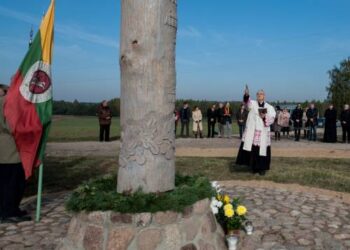 Butėnų kryžkelę papuošė tautiniais simboliais papuoštas, karių ir teisiųjų globėjo Šv. arkangelo Mykolo stogastulpis, kurį pašventino partizanų kapelionas, Panevėžio vyskupas emeritas Jonas Kauneckas.Vlado ŠČIAVINSKO nuotr.