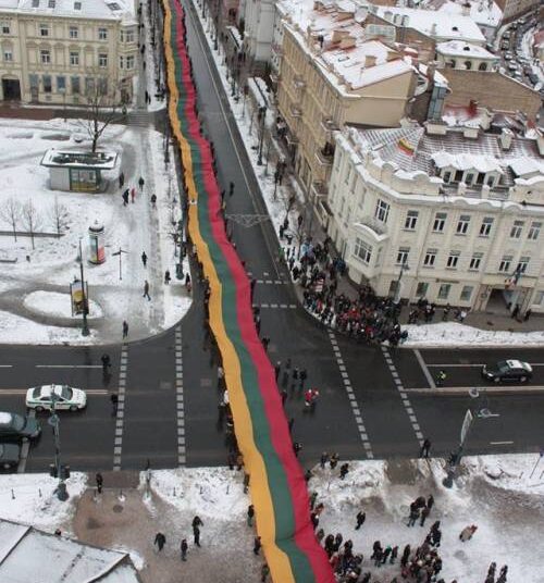 Rekordinio 1000 metrų  ilgio trispalvė, kurią Erikas Druskinas pasiuvo drauge su Anykščių moksleiviais, buvo išskleista daugelyje  Europos miestų - Kijeve, Odesoje, Briuselyje, Rygoje...